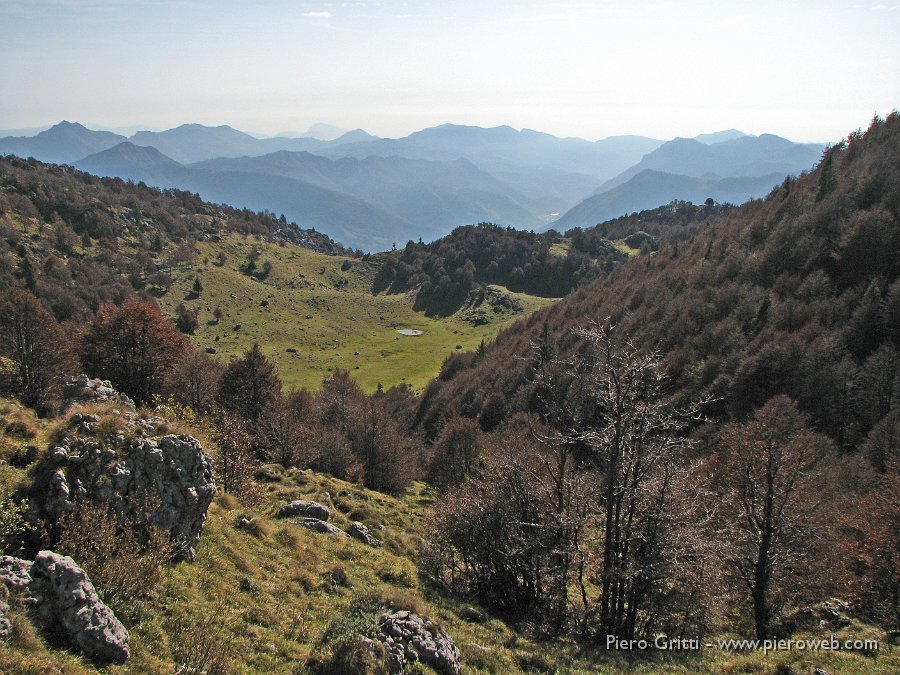 cancervo 112.jpg - ...dove la vista spazia verso una conca pascoliva con al centro una pozza e oltre verso la valle e la pianura